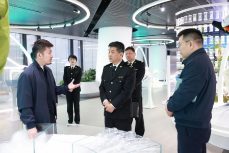 嘉兴海关关长吕期莅临新凤鸣调研指导